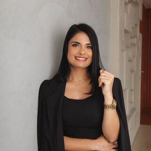 Meet your Posher, Debora